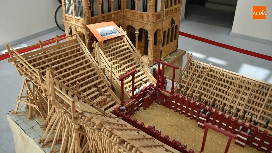 Foto 5 - Llevadas hasta la Casa Consistorial sendas maquetas de la plaza carnavalera y el propio edificio
