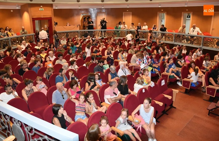 Foto 2 - Un divertido payaso y una simp&aacute;tica apicultora relatan sus historias en la franja infantil