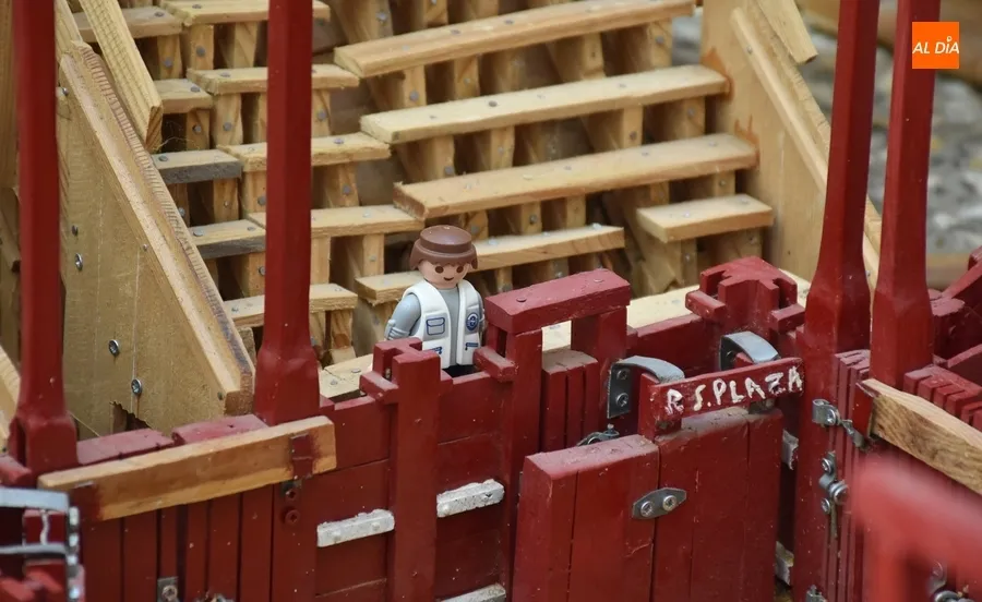 Foto 6 - Llevadas hasta la Casa Consistorial sendas maquetas de la plaza carnavalera y el propio edificio