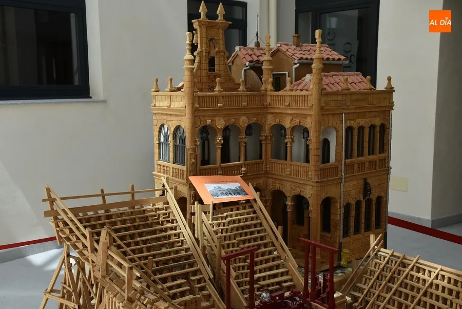 Foto 4 - Llevadas hasta la Casa Consistorial sendas maquetas de la plaza carnavalera y el propio edificio