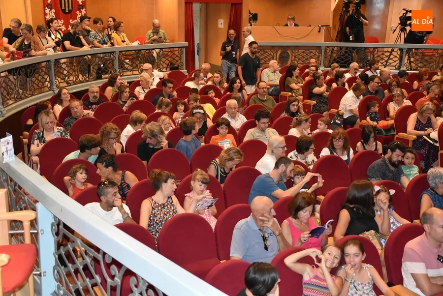 Foto 5 - Un divertido payaso y una simp&aacute;tica apicultora relatan sus historias en la franja infantil