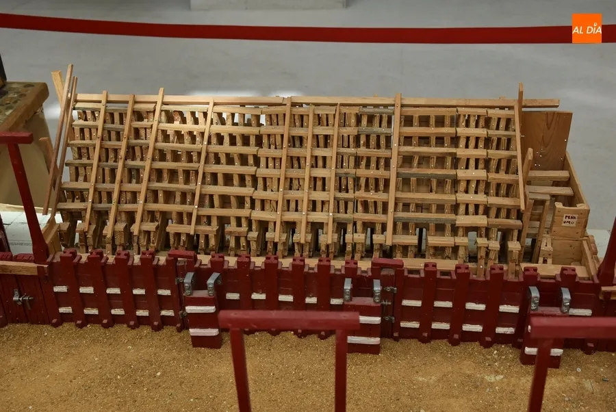 Foto 3 - Llevadas hasta la Casa Consistorial sendas maquetas de la plaza carnavalera y el propio edificio