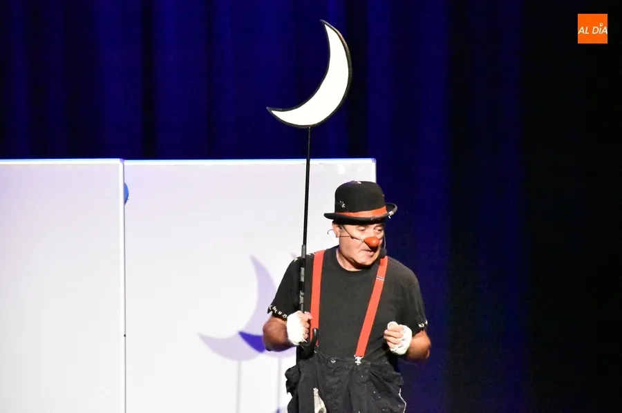 Foto 7 - Un divertido payaso y una simp&aacute;tica apicultora relatan sus historias en la franja infantil