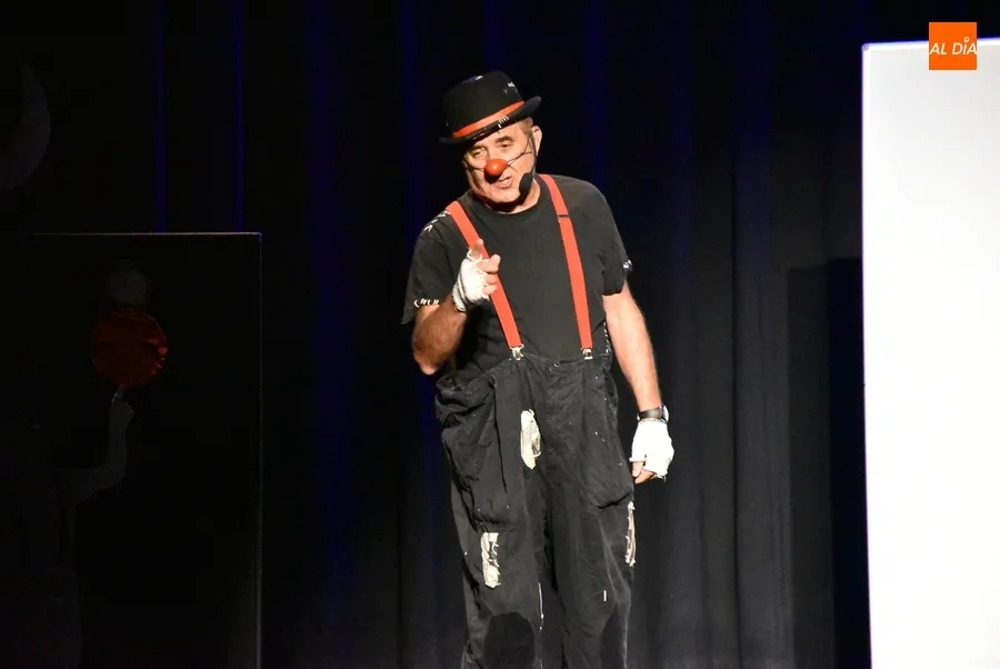 Foto 8 - Un divertido payaso y una simp&aacute;tica apicultora relatan sus historias en la franja infantil