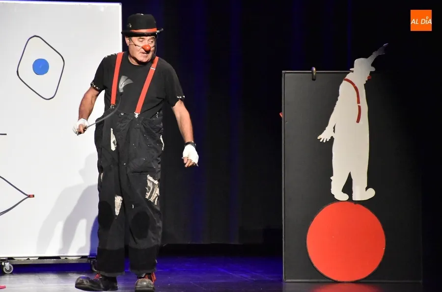 Foto 10 - Un divertido payaso y una simp&aacute;tica apicultora relatan sus historias en la franja infantil