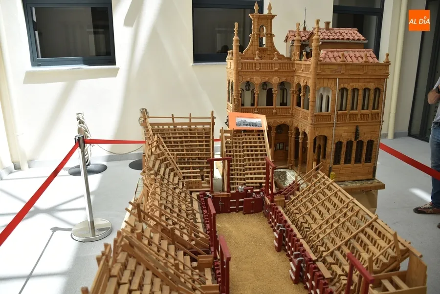 Foto 2 - Llevadas hasta la Casa Consistorial sendas maquetas de la plaza carnavalera y el propio edificio