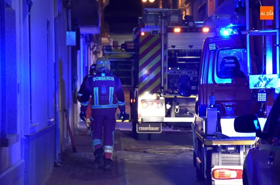 Foto 6 - Echa a arder un veh&iacute;culo en el interior de una cochera en la calle San Pelayo