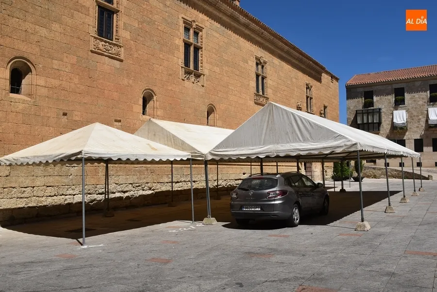 Foto 3 - Vaciada la fuente de la Plazuela del Buen Alcalde mientras se empiezan a desplegar las lonas informativas