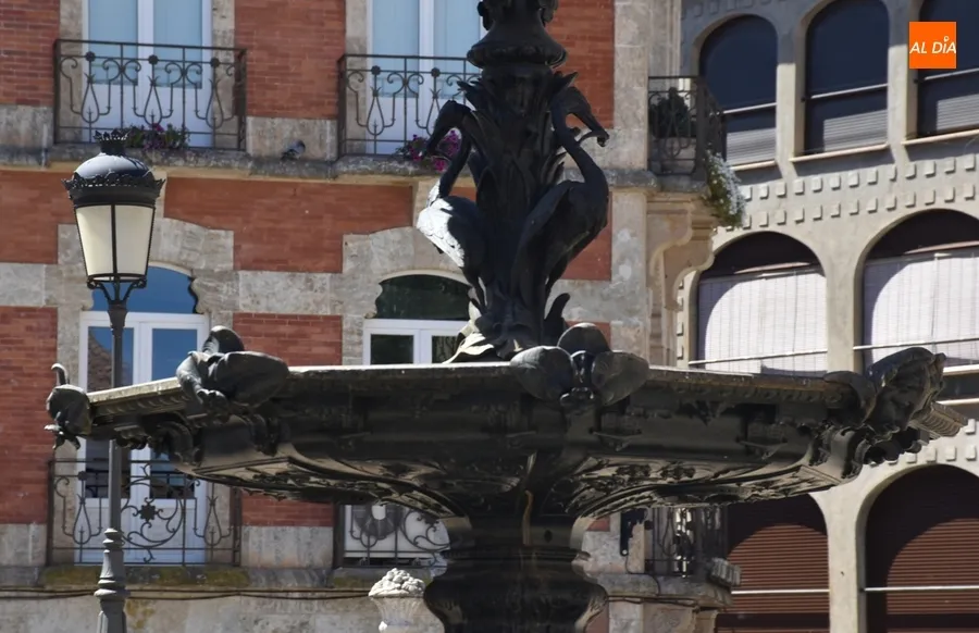 Foto 4 - Vaciada la fuente de la Plazuela del Buen Alcalde mientras se empiezan a desplegar las lonas informativas