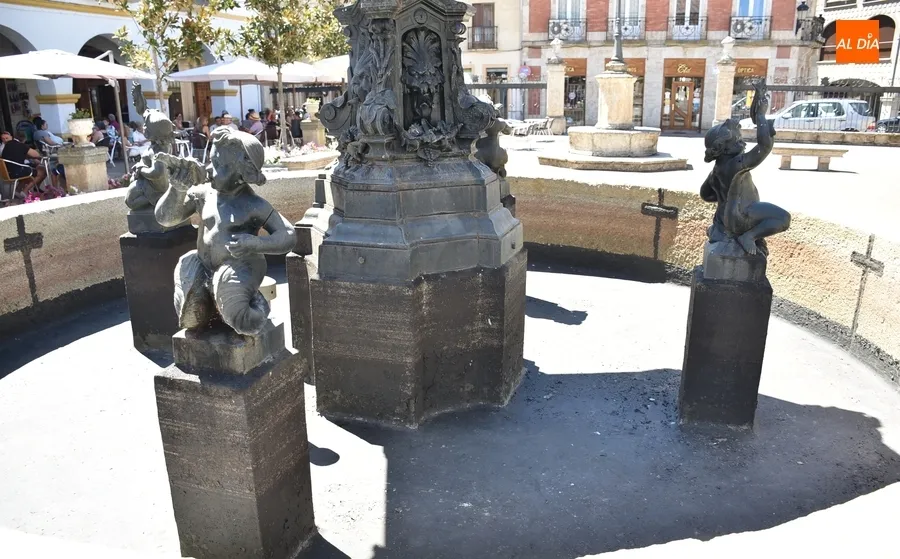 Foto 5 - Vaciada la fuente de la Plazuela del Buen Alcalde mientras se empiezan a desplegar las lonas informativas