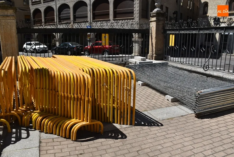 Foto 6 - Vaciada la fuente de la Plazuela del Buen Alcalde mientras se empiezan a desplegar las lonas informativas