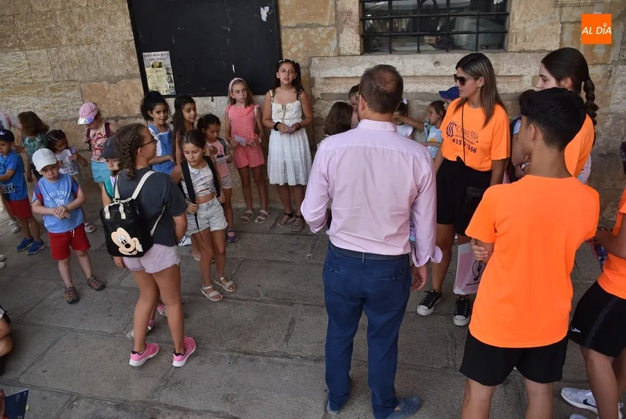 Foto 2 - Reivindicativa visita a la Casa Consistorial de los chavales del Campamento Urbano