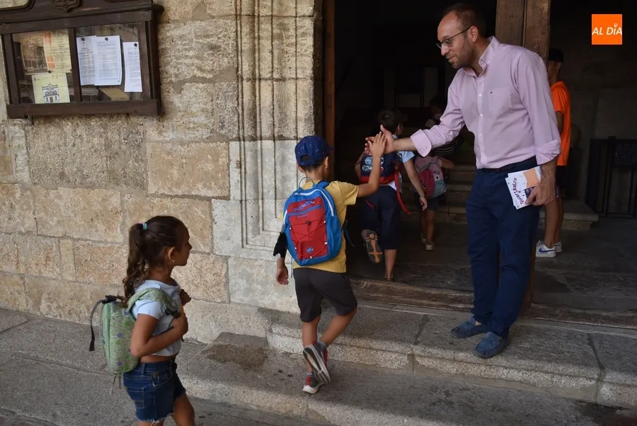 Foto 4 - Reivindicativa visita a la Casa Consistorial de los chavales del Campamento Urbano