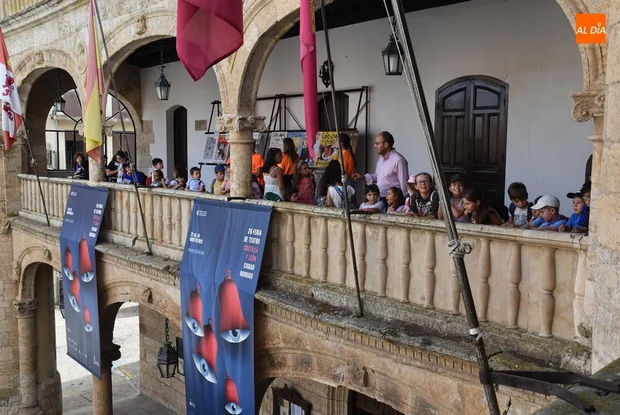Foto 6 - Reivindicativa visita a la Casa Consistorial de los chavales del Campamento Urbano