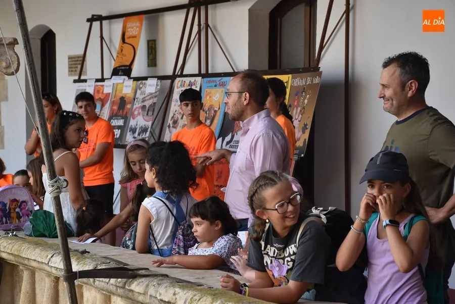 Foto 7 - Reivindicativa visita a la Casa Consistorial de los chavales del Campamento Urbano