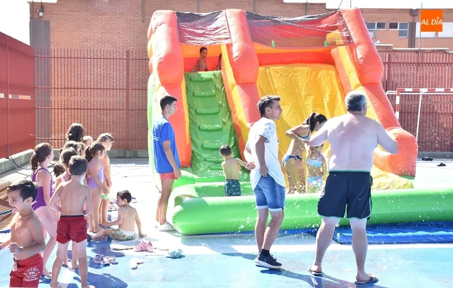 Foto 3 - Conciliamos cierra el verano pas&aacute;ndoselo en grande con un hinchable acu&aacute;tico