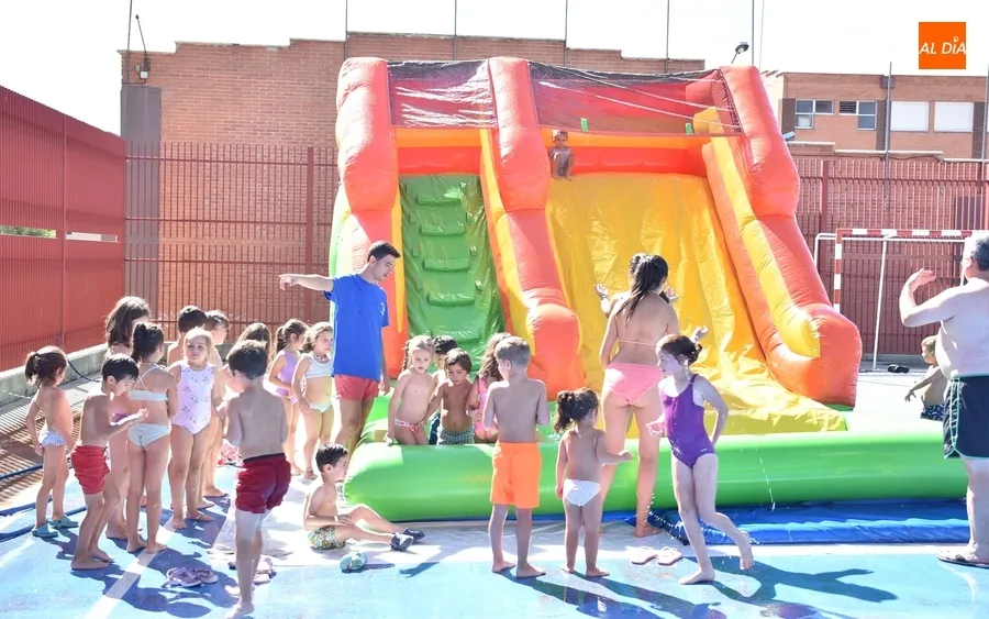 Foto 4 - Conciliamos cierra el verano pas&aacute;ndoselo en grande con un hinchable acu&aacute;tico