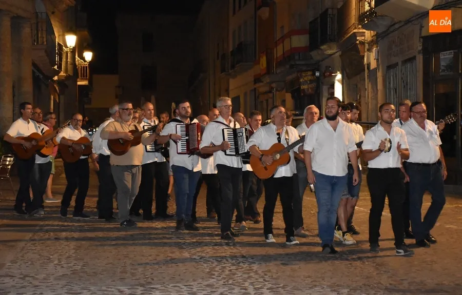 Foto 2 - Isabel Bernardo ensalza el comercio tradicional con la familia Satur como modelo a seguir