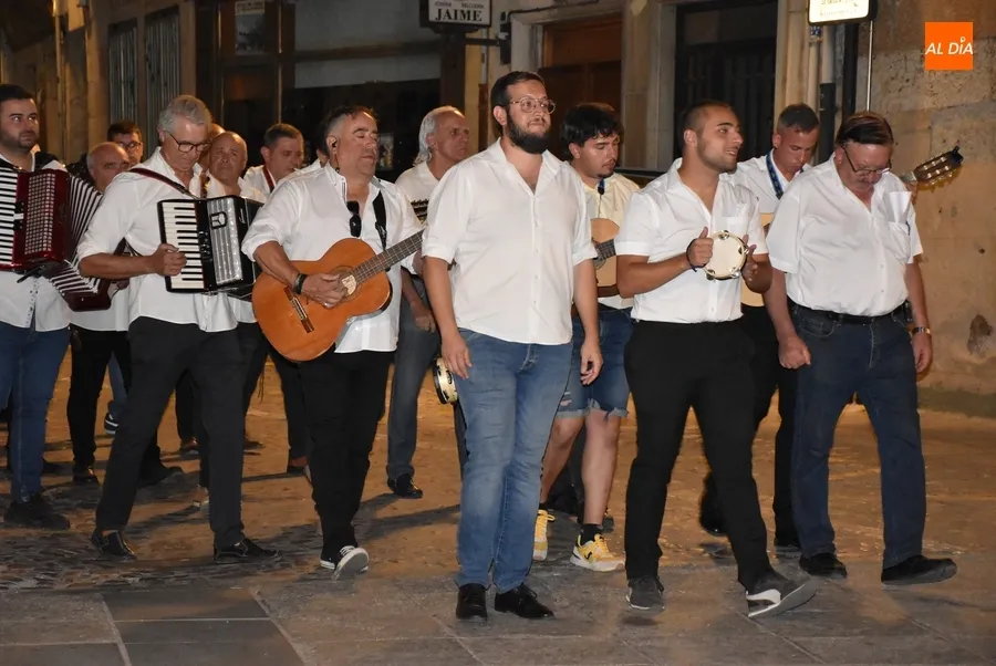 Foto 3 - Isabel Bernardo ensalza el comercio tradicional con la familia Satur como modelo a seguir