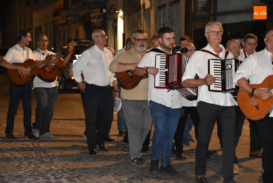 Foto 4 - Isabel Bernardo ensalza el comercio tradicional con la familia Satur como modelo a seguir