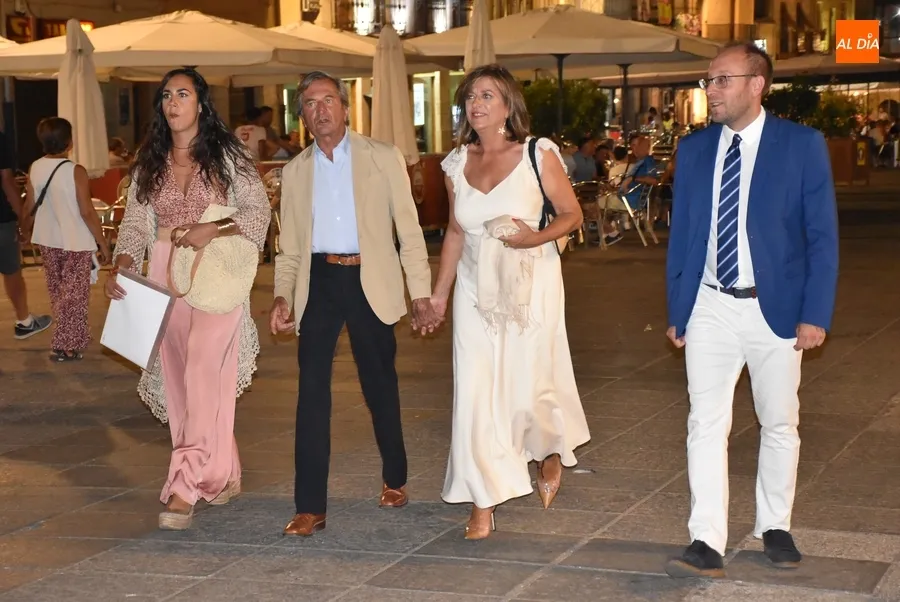 Foto 6 - Isabel Bernardo ensalza el comercio tradicional con la familia Satur como modelo a seguir