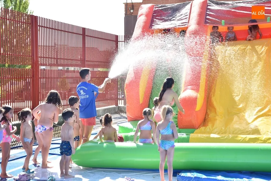 Foto 6 - Conciliamos cierra el verano pas&aacute;ndoselo en grande con un hinchable acu&aacute;tico