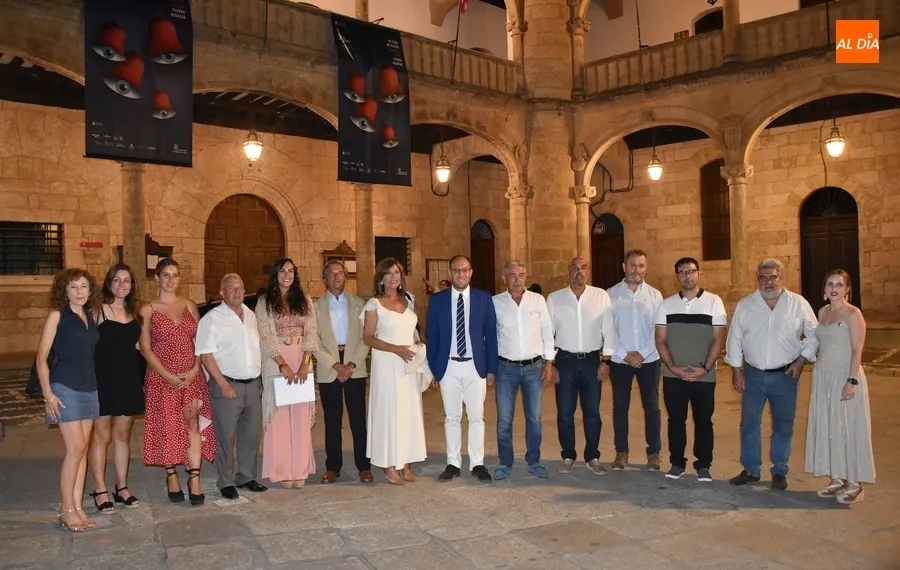 Foto 7 - Isabel Bernardo ensalza el comercio tradicional con la familia Satur como modelo a seguir