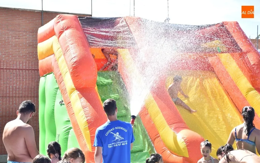 Foto 10 - Conciliamos cierra el verano pas&aacute;ndoselo en grande con un hinchable acu&aacute;tico