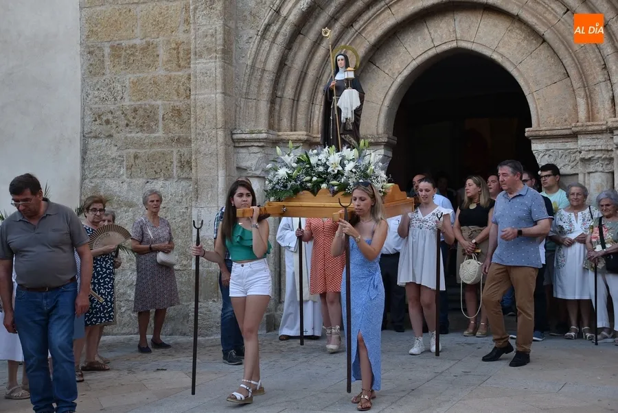 Foto 4 - El Arrabal de San Francisco estrena procesi&oacute;n para honrar a Santa Clara