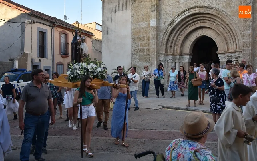 Foto 6 - El Arrabal de San Francisco estrena procesi&oacute;n para honrar a Santa Clara