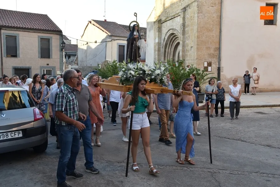 Foto 10 - El Arrabal de San Francisco estrena procesi&oacute;n para honrar a Santa Clara