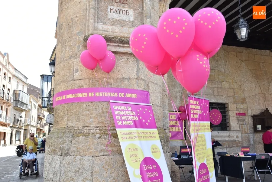 Foto 2 - Abierta la &lsquo;Oficina de Donaciones de Historias de Amor&rsquo; en los soportales de la Casa Consistorial