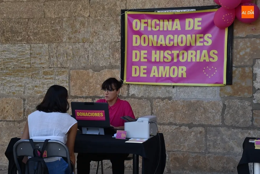 Foto 4 - Abierta la &lsquo;Oficina de Donaciones de Historias de Amor&rsquo; en los soportales de la Casa Consistorial