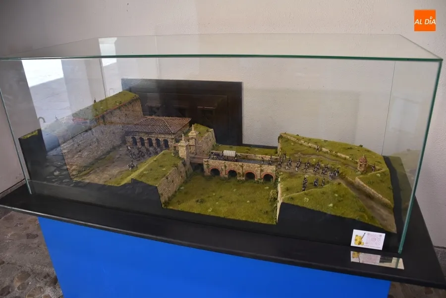 Foto 4 - Reubicada en el zagu&aacute;n de la Casa de la Cultura la maqueta del Puente de San Felipe