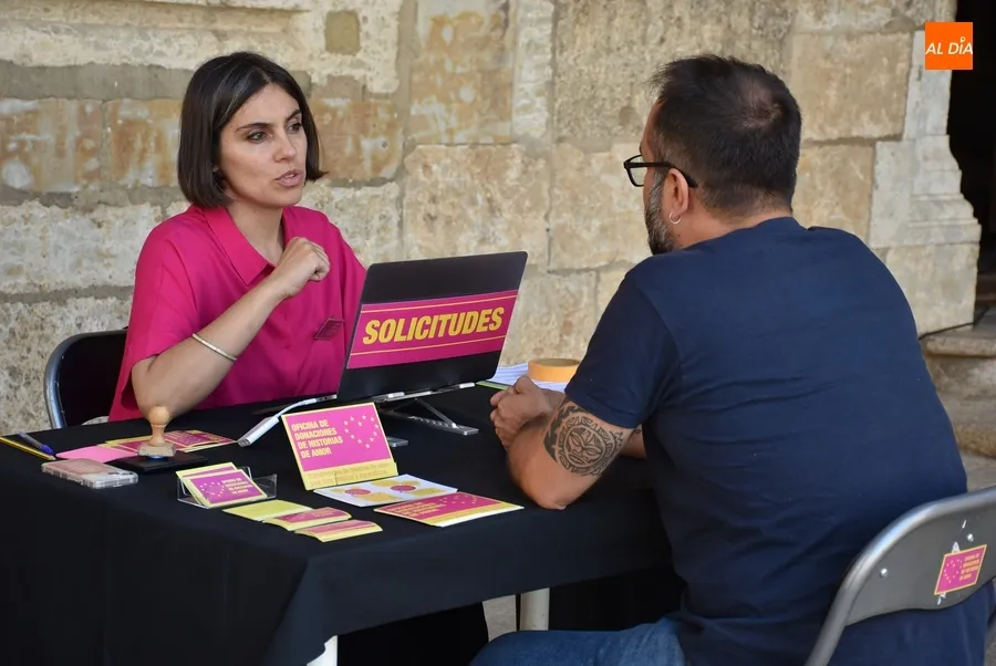 Foto 5 - Abierta la &lsquo;Oficina de Donaciones de Historias de Amor&rsquo; en los soportales de la Casa Consistorial