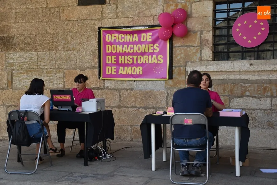 Foto 7 - Abierta la &lsquo;Oficina de Donaciones de Historias de Amor&rsquo; en los soportales de la Casa Consistorial