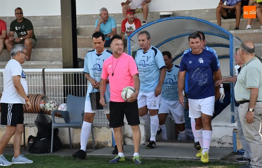 Foto 2 - Veteranos del Ciudad Rodrigo CF y la UDS homenajean sobre el c&eacute;sped a Enrique Miguel