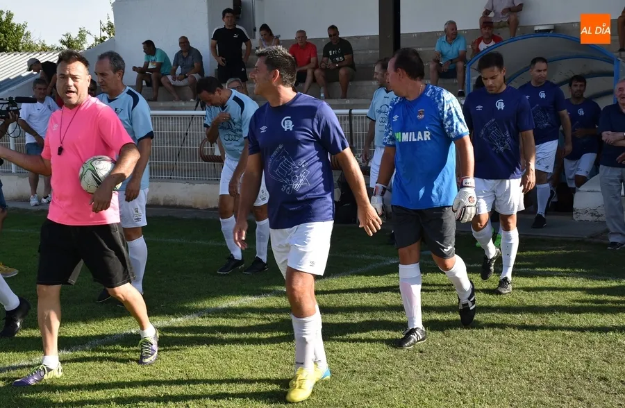 Foto 3 - Veteranos del Ciudad Rodrigo CF y la UDS homenajean sobre el c&eacute;sped a Enrique Miguel