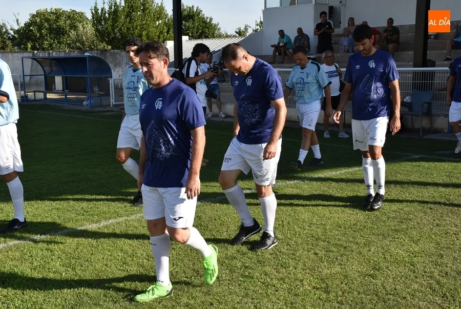 Foto 4 - Veteranos del Ciudad Rodrigo CF y la UDS homenajean sobre el c&eacute;sped a Enrique Miguel