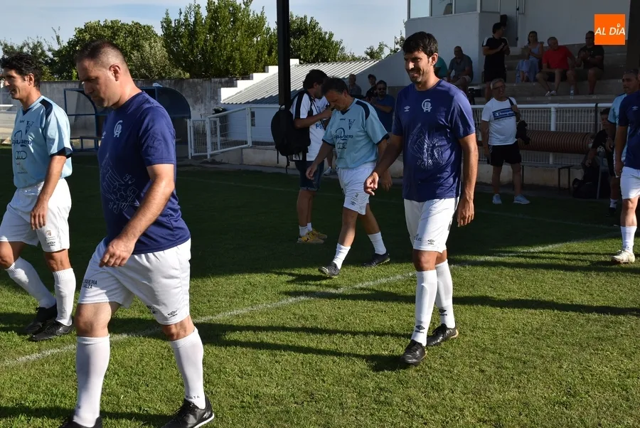 Foto 5 - Veteranos del Ciudad Rodrigo CF y la UDS homenajean sobre el c&eacute;sped a Enrique Miguel