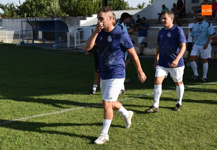 Foto 6 - Veteranos del Ciudad Rodrigo CF y la UDS homenajean sobre el c&eacute;sped a Enrique Miguel