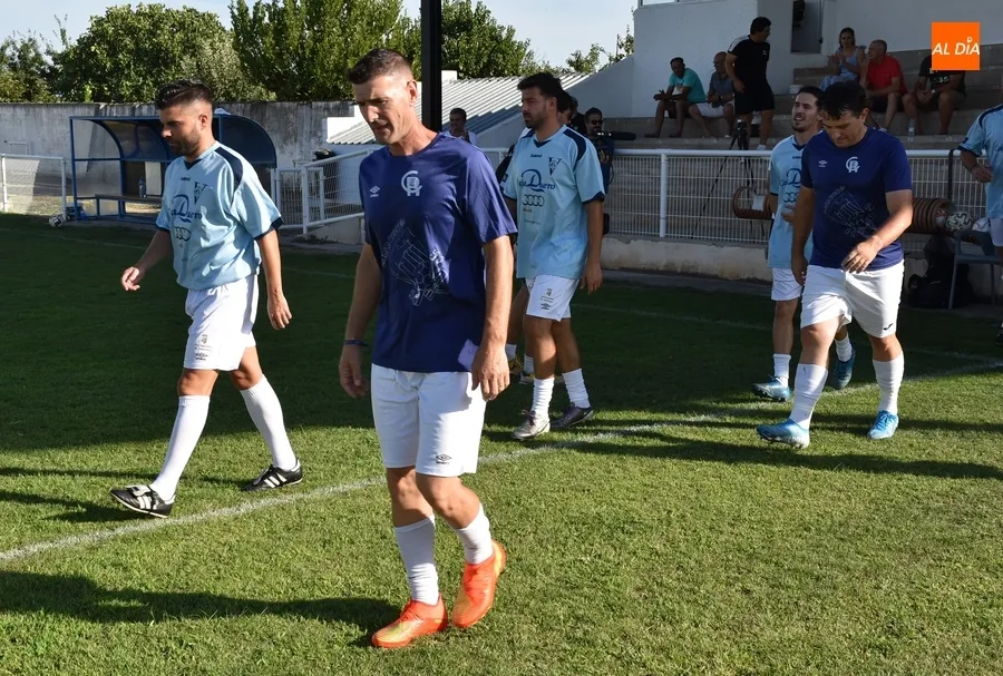 Foto 7 - Veteranos del Ciudad Rodrigo CF y la UDS homenajean sobre el c&eacute;sped a Enrique Miguel