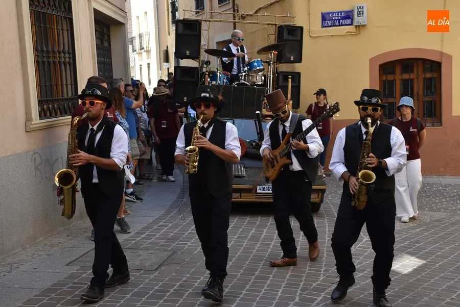 Foto 2 - Mirobrigenses y forasteros mueven el cuerpo con el Swing, el Show y un singular utilitario