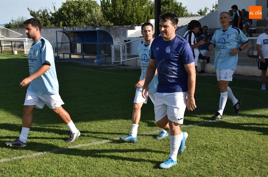Foto 8 - Veteranos del Ciudad Rodrigo CF y la UDS homenajean sobre el c&eacute;sped a Enrique Miguel