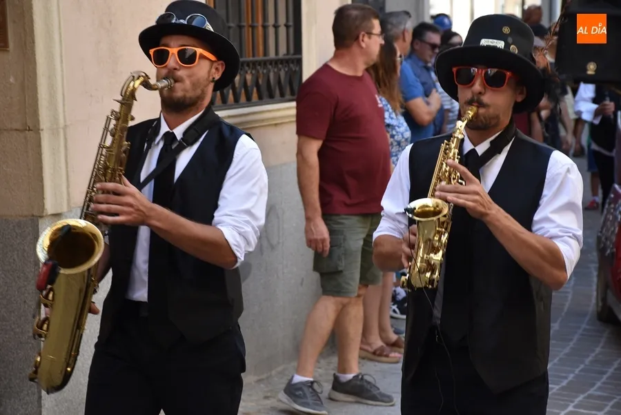 Foto 3 - Mirobrigenses y forasteros mueven el cuerpo con el Swing, el Show y un singular utilitario
