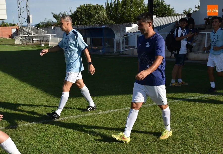 Foto 9 - Veteranos del Ciudad Rodrigo CF y la UDS homenajean sobre el c&eacute;sped a Enrique Miguel