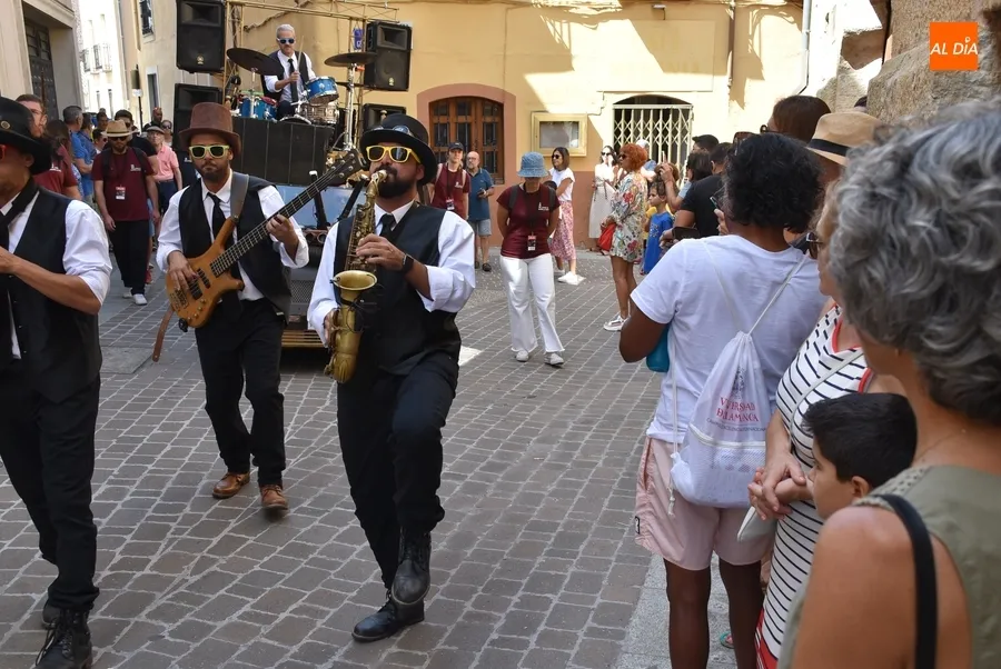 Foto 4 - Mirobrigenses y forasteros mueven el cuerpo con el Swing, el Show y un singular utilitario