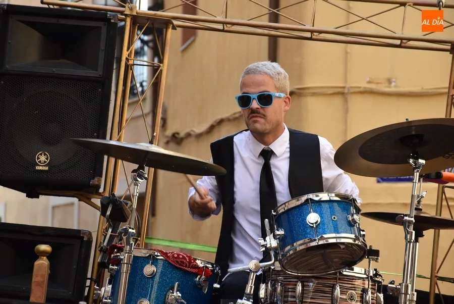 Foto 5 - Mirobrigenses y forasteros mueven el cuerpo con el Swing, el Show y un singular utilitario