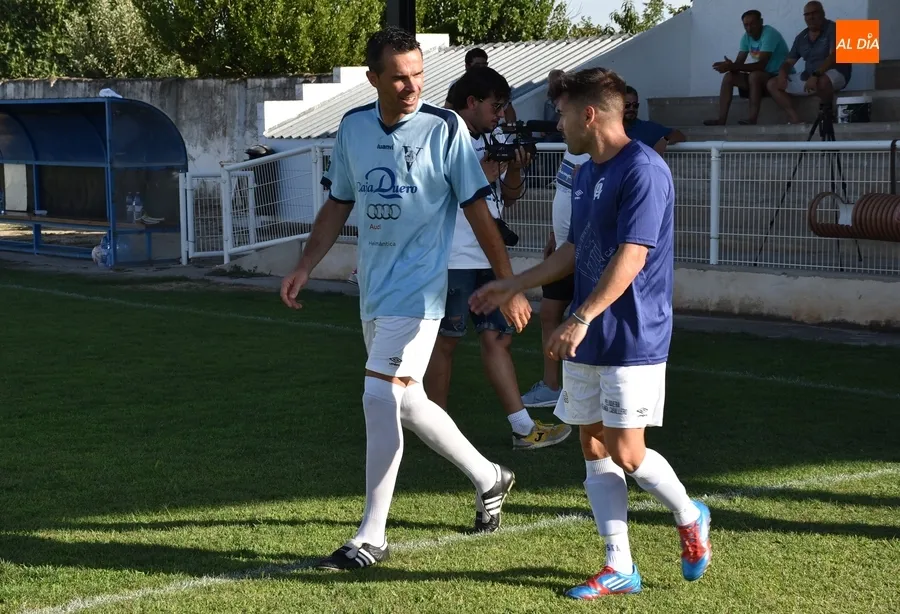 Foto 10 - Veteranos del Ciudad Rodrigo CF y la UDS homenajean sobre el c&eacute;sped a Enrique Miguel