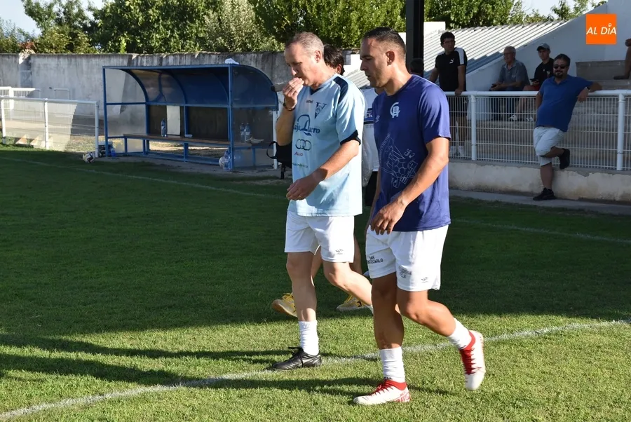 Foto 11 - Veteranos del Ciudad Rodrigo CF y la UDS homenajean sobre el c&eacute;sped a Enrique Miguel